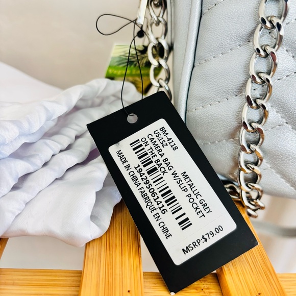 Badgley Mischka NWT Metallic Silver Quilted camera bag Crossbody with Chain - Picture 4 of 9